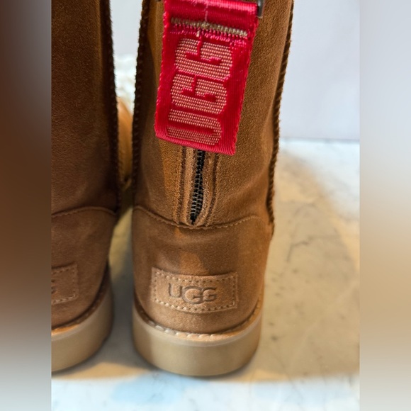 New Uggs, never worn in size 7. - Picture 5 of 9